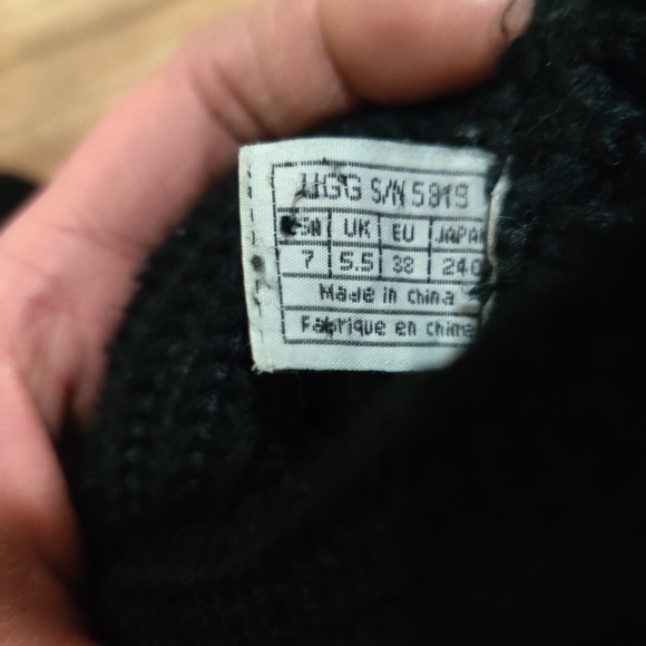 Black knit UGG boots, size 7 - Picture 4 of 4